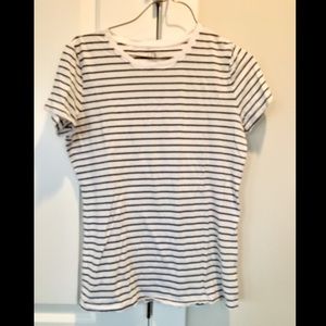 Gap black and white t-shirt